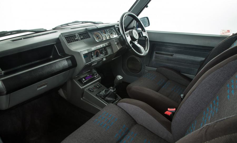Интерьер Renault 5 GT Turbo 1986 года  (UK) (фото 10 из 17)